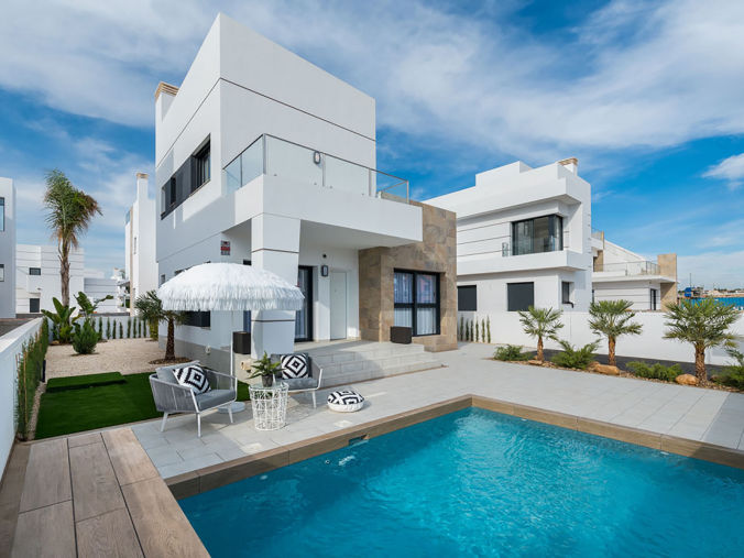 A brand new detached villa only 5 minutes away from the beautifull beach of Los Alcázares - Murcia  starting from 387.900 €